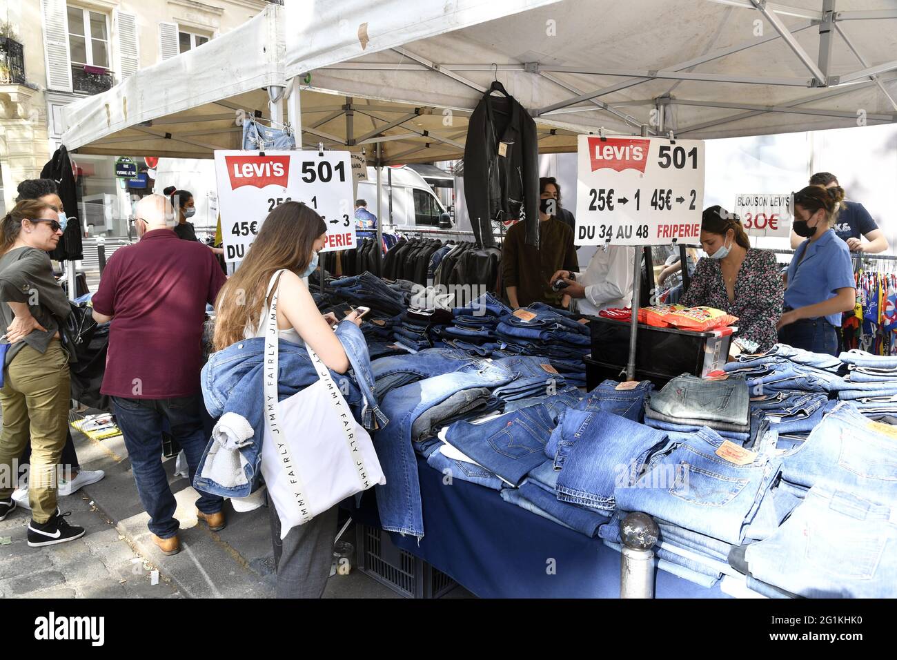 Mercato delle pulci in via Abbesses - Montmartre - Parigi - Francia Foto Stock