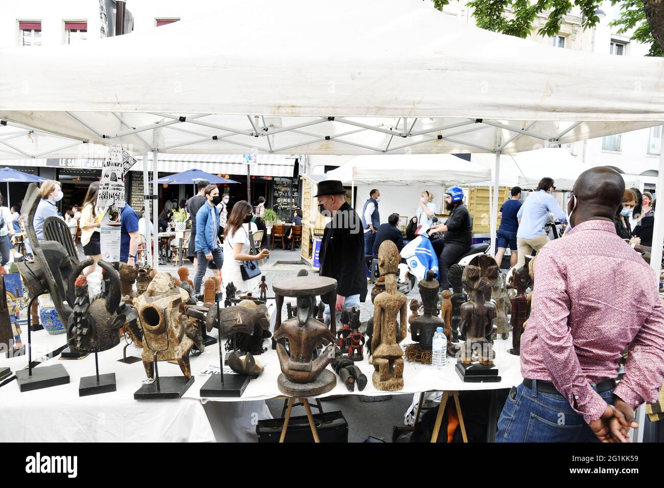 Mercato delle pulci in via Abbesses - Montmartre - Parigi - Francia Foto Stock