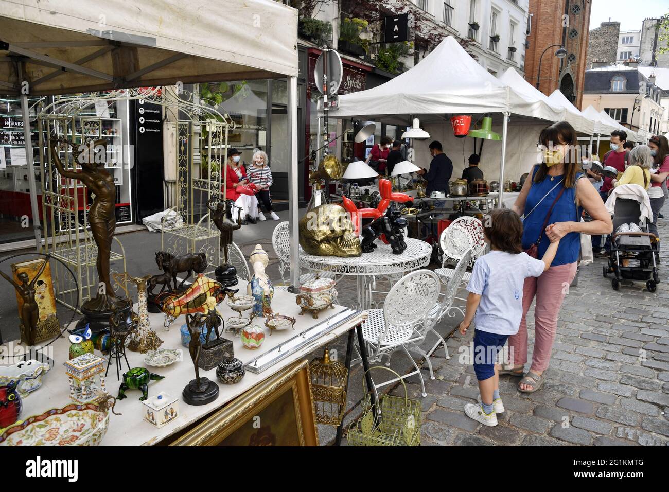 Mercato delle pulci in via Abbesses - Montmartre - Parigi - Francia Foto Stock