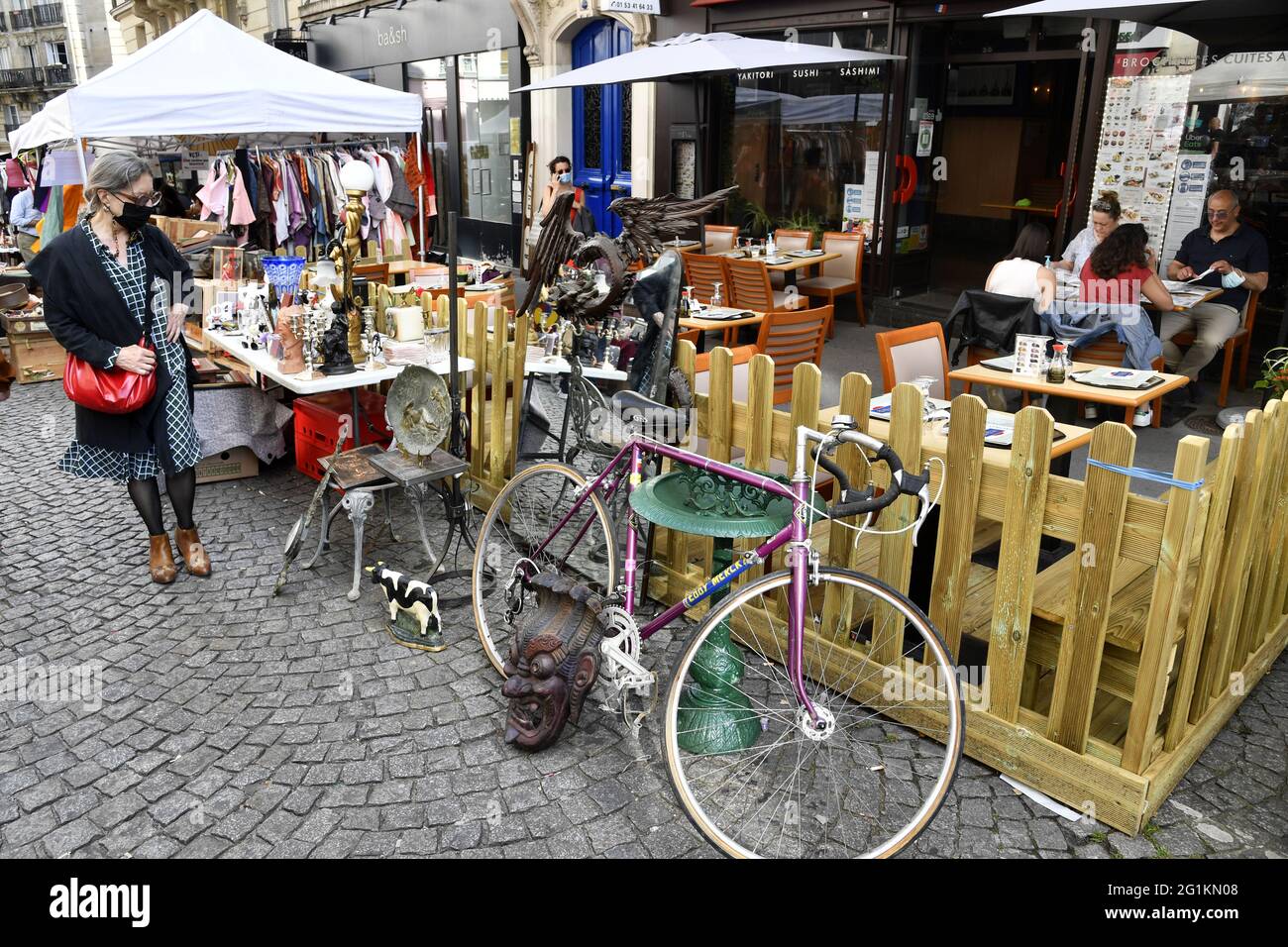 Mercato delle pulci in via Abbesses - Montmartre - Parigi - Francia Foto Stock