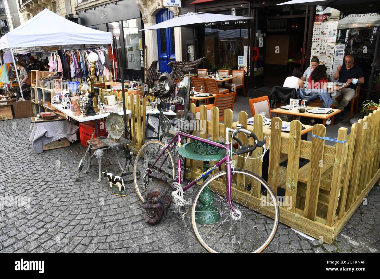 Mercato delle pulci in via Abbesses - Montmartre - Parigi - Francia Foto Stock