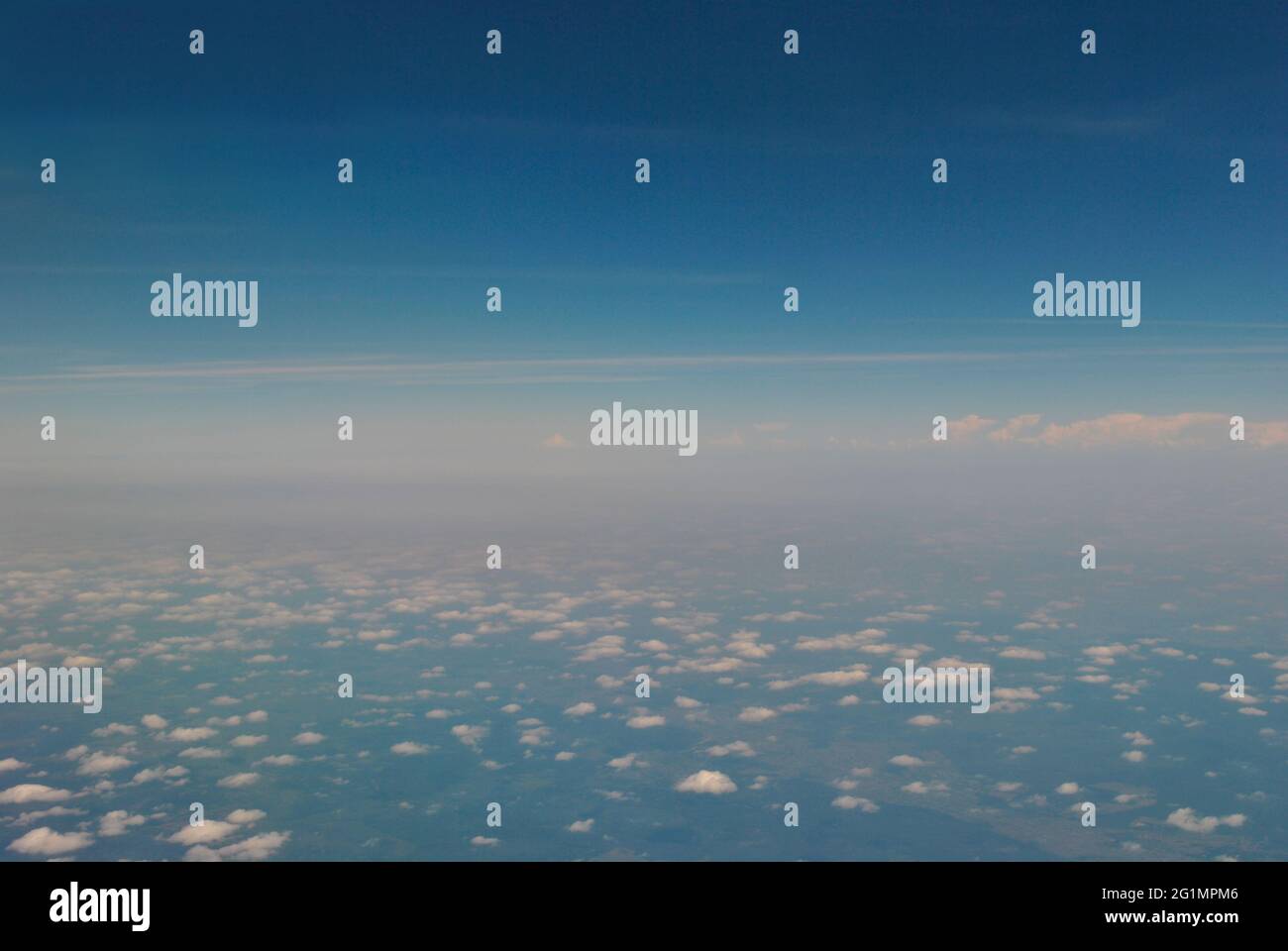 volare in alto nel cielo blu sopra le nuvole bianche. paesaggio di terra dall'alto Foto Stock