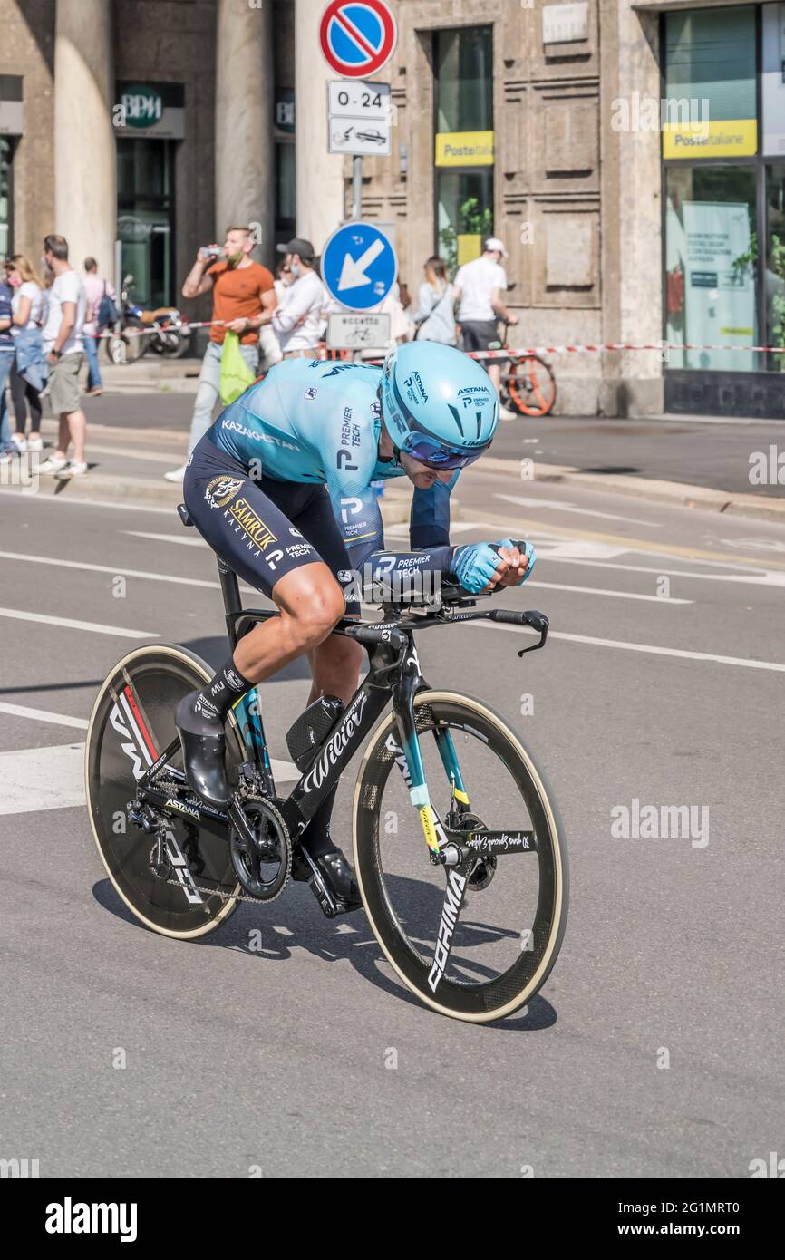 MILANO, ITALIA - 30 MAGGIO: Ultima tappa di giro 2021, Gorka Izagirre Insausti concorrente ad alta velocità durante la prova individuale a tempo nelle strade della città, girato Foto Stock