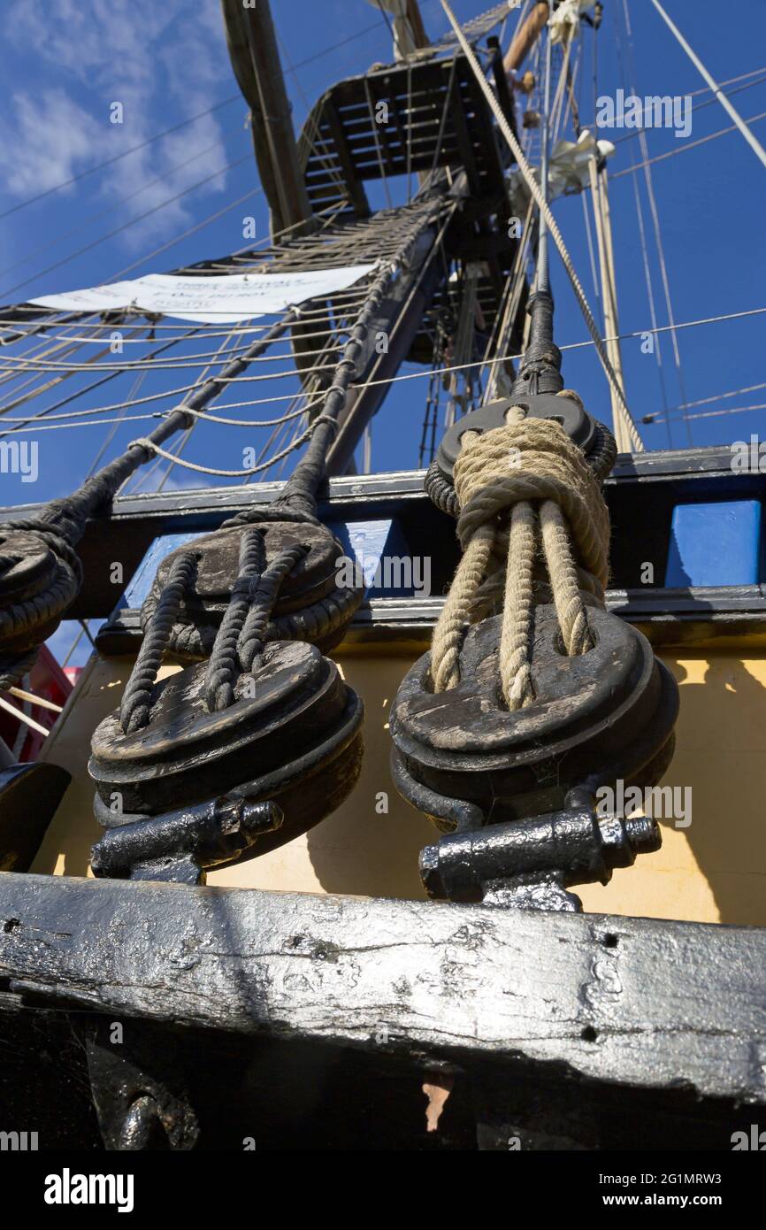 Francia, Gironde, Bordeaux, zona classificata come Patrimonio Mondiale, Bordeaux fte le fleuve, raccolta di barche a vela sulle rive della Garonna, l'Etoile du Roy, tre-masted piazza 46 m, replica ispirata da una fregata britannica del 18 ° secolo, tipo sesta fila con 20 pistole Foto Stock Francia, Gironde, Bordeaux, zona classificata come Patrimonio Mondiale, Bordeaux fte le fleuve, raccolta di barche a vela sulle rive della Garonna, l'Etoile du Roy, tre-masted piazza 46 m, replica ispirata da una fregata britannica del 18 ° secolo, tipo sesta fila con 20 pistole Foto Stock