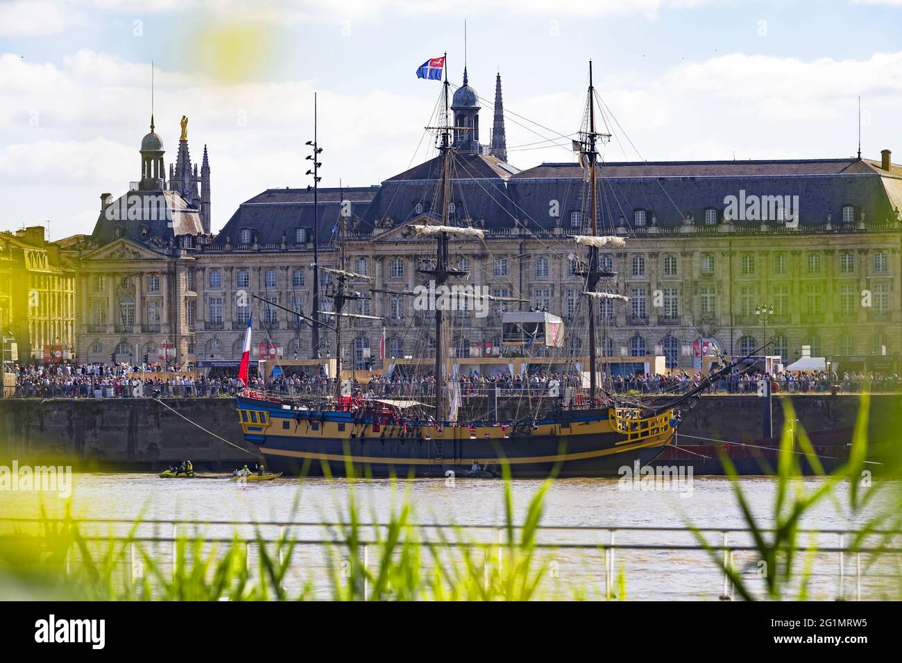 Francia, Gironde, Bordeaux, zona classificata come Patrimonio Mondiale, Bordeaux fte le fleuve, raccolta di barche a vela sulle rive della Garonna, l'Etoile du Roy, tre-masted piazza 46 m, replica ispirata da una fregata britannica del 18 ° secolo, tipo sesta fila con 20 pistole Foto Stock Francia, Gironde, Bordeaux, zona classificata come Patrimonio Mondiale, Bordeaux fte le fleuve, raccolta di barche a vela sulle rive della Garonna, l'Etoile du Roy, tre-masted piazza 46 m, replica ispirata da una fregata britannica del 18 ° secolo, tipo sesta fila con 20 pistole Foto Stock