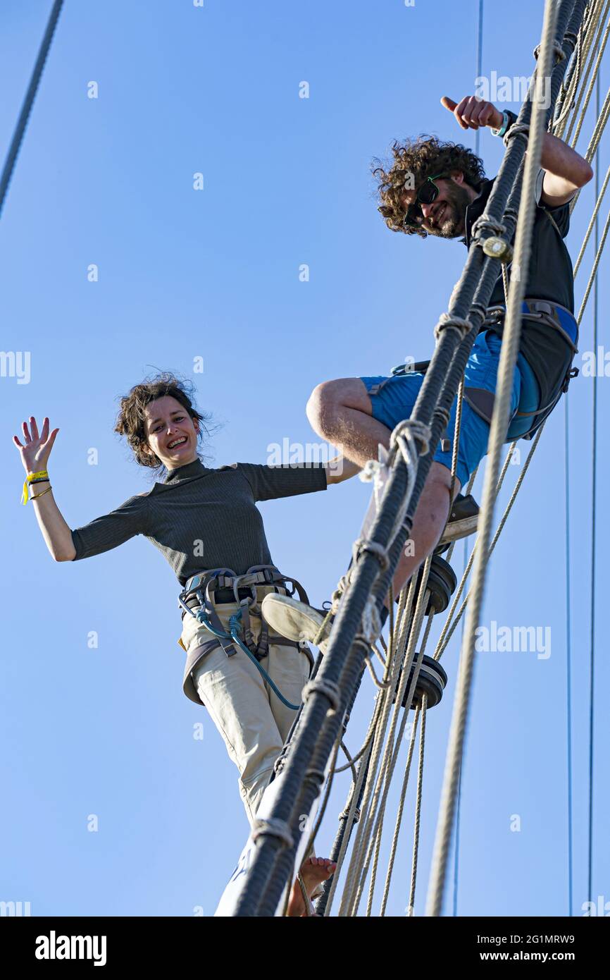 Francia, Gironde, Bordeaux, zona classificata come Patrimonio Mondiale, Bordeaux fte le fleuve, raccolta di barche a vela sulle rive della Garonna, l'Etoile du Roy, tre-masted piazza 46 m, replica ispirata da una fregata britannica del 18 ° secolo, tipo sesta fila con 20 pistole Foto Stock Francia, Gironde, Bordeaux, zona classificata come Patrimonio Mondiale, Bordeaux fte le fleuve, raccolta di barche a vela sulle rive della Garonna, l'Etoile du Roy, tre-masted piazza 46 m, replica ispirata da una fregata britannica del 18 ° secolo, tipo sesta fila con 20 pistole Foto Stock