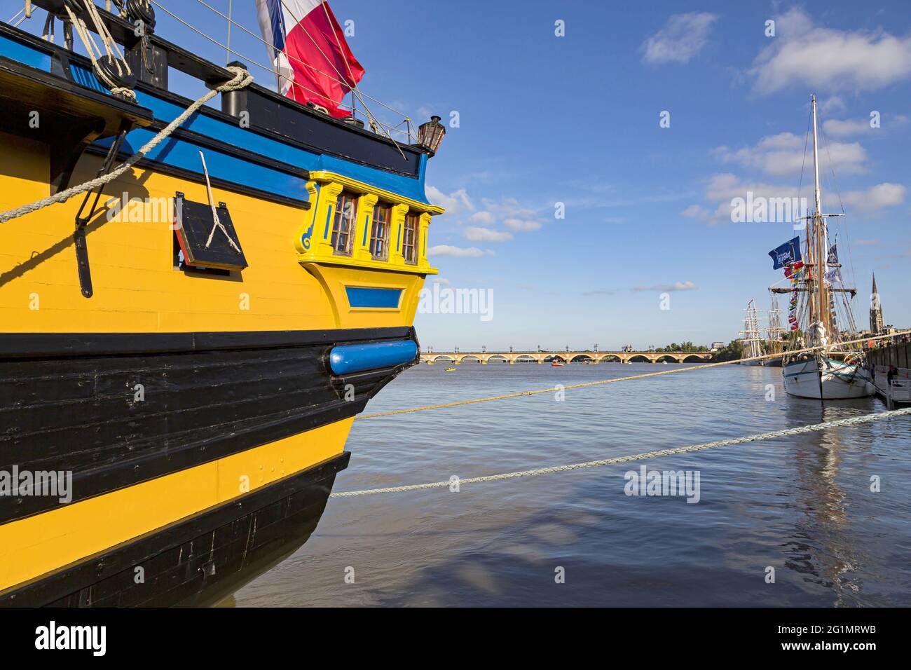 Francia, Gironde, Bordeaux, zona classificata come Patrimonio Mondiale, Bordeaux fte le fleuve, raccolta di barche a vela sulle rive della Garonna, l'Etoile du Roy, tre-masted piazza 46 m, replica ispirata da una fregata britannica del 18 ° secolo, tipo sesta fila con 20 pistole Foto Stock Francia, Gironde, Bordeaux, zona classificata come Patrimonio Mondiale, Bordeaux fte le fleuve, raccolta di barche a vela sulle rive della Garonna, l'Etoile du Roy, tre-masted piazza 46 m, replica ispirata da una fregata britannica del 18 ° secolo, tipo sesta fila con 20 pistole Foto Stock