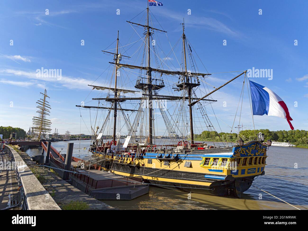 Francia, Gironde, Bordeaux, zona classificata come Patrimonio Mondiale, Bordeaux fte le fleuve, raccolta di barche a vela sulle rive della Garonna, l'Etoile du Roy, tre-masted piazza 46 m, replica ispirata da una fregata britannica del 18 ° secolo, tipo sesta fila con 20 pistole Foto Stock Francia, Gironde, Bordeaux, zona classificata come Patrimonio Mondiale, Bordeaux fte le fleuve, raccolta di barche a vela sulle rive della Garonna, l'Etoile du Roy, tre-masted piazza 46 m, replica ispirata da una fregata britannica del 18 ° secolo, tipo sesta fila con 20 pistole Foto Stock