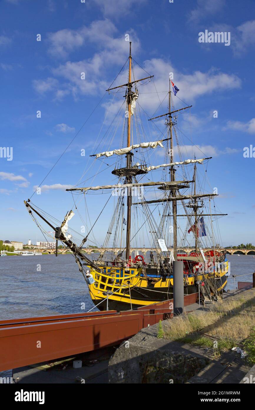 Francia, Gironde, Bordeaux, zona classificata come Patrimonio Mondiale, Bordeaux fte le fleuve, raccolta di barche a vela sulle rive della Garonna, l'Etoile du Roy, tre-masted piazza 46 m, replica ispirata da una fregata britannica del 18 ° secolo, tipo sesta fila con 20 pistole Foto Stock Francia, Gironde, Bordeaux, zona classificata come Patrimonio Mondiale, Bordeaux fte le fleuve, raccolta di barche a vela sulle rive della Garonna, l'Etoile du Roy, tre-masted piazza 46 m, replica ispirata da una fregata britannica del 18 ° secolo, tipo sesta fila con 20 pistole Foto Stock