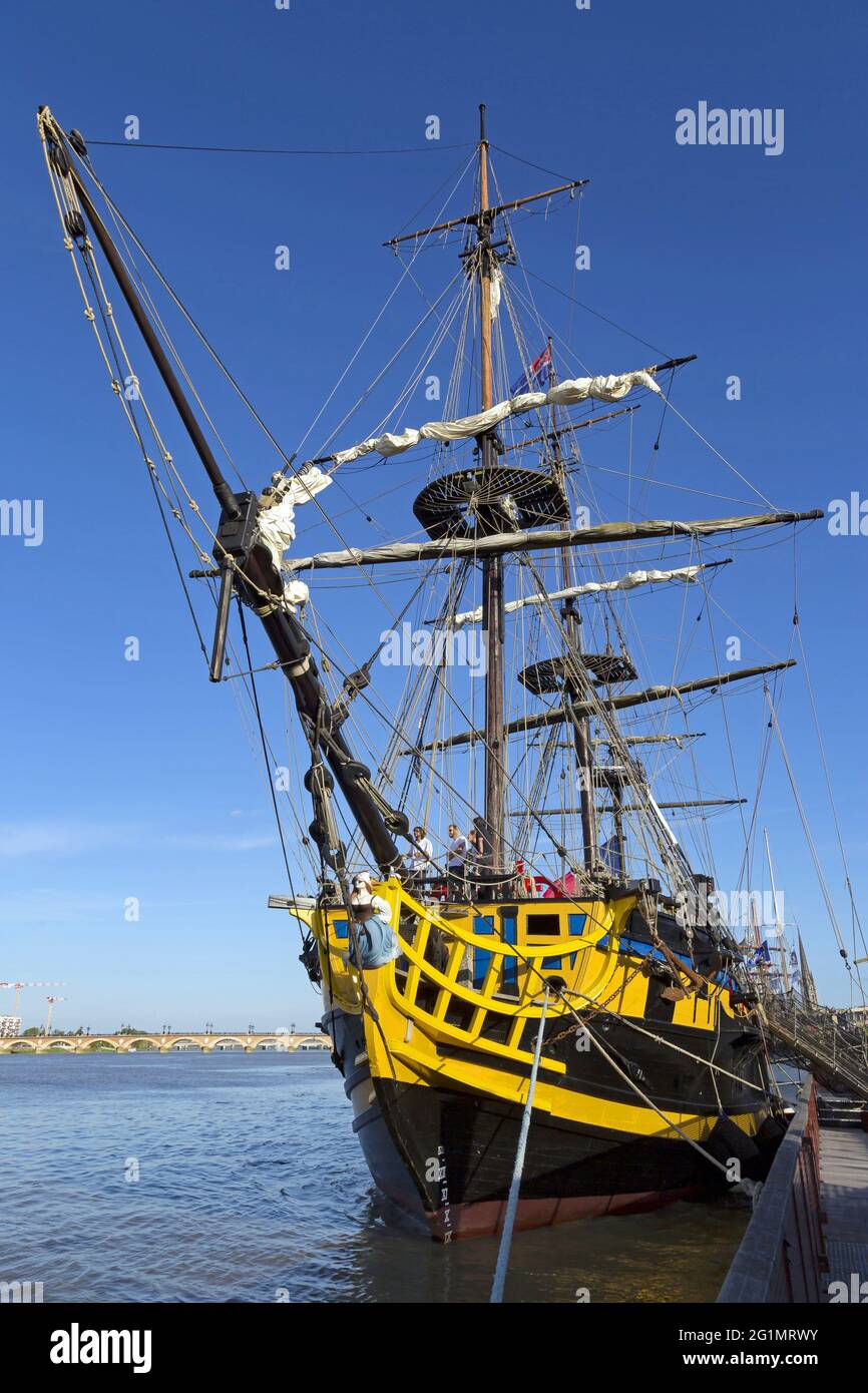 Francia, Gironde, Bordeaux, zona classificata come Patrimonio Mondiale, Bordeaux fte le fleuve, raccolta di barche a vela sulle rive della Garonna, l'Etoile du Roy, tre-masted piazza 46 m, replica ispirata da una fregata britannica del 18 ° secolo, tipo sesta fila con 20 pistole Foto Stock Francia, Gironde, Bordeaux, zona classificata come Patrimonio Mondiale, Bordeaux fte le fleuve, raccolta di barche a vela sulle rive della Garonna, l'Etoile du Roy, tre-masted piazza 46 m, replica ispirata da una fregata britannica del 18 ° secolo, tipo sesta fila con 20 pistole Foto Stock