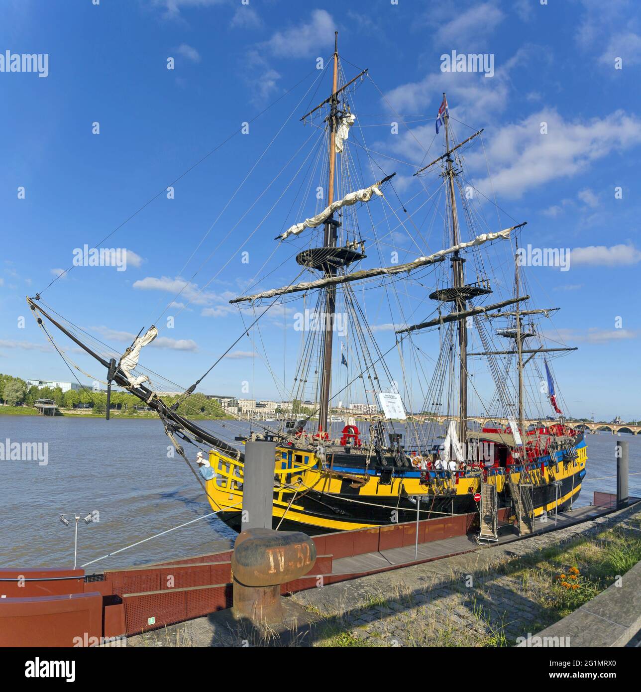 Francia, Gironde, Bordeaux, zona classificata come Patrimonio Mondiale, Bordeaux fte le fleuve, raccolta di barche a vela sulle rive della Garonna, l'Etoile du Roy, tre-masted piazza 46 m, replica ispirata da una fregata britannica del 18 ° secolo, tipo sesta fila con 20 pistole Foto Stock Francia, Gironde, Bordeaux, zona classificata come Patrimonio Mondiale, Bordeaux fte le fleuve, raccolta di barche a vela sulle rive della Garonna, l'Etoile du Roy, tre-masted piazza 46 m, replica ispirata da una fregata britannica del 18 ° secolo, tipo sesta fila con 20 pistole Foto Stock