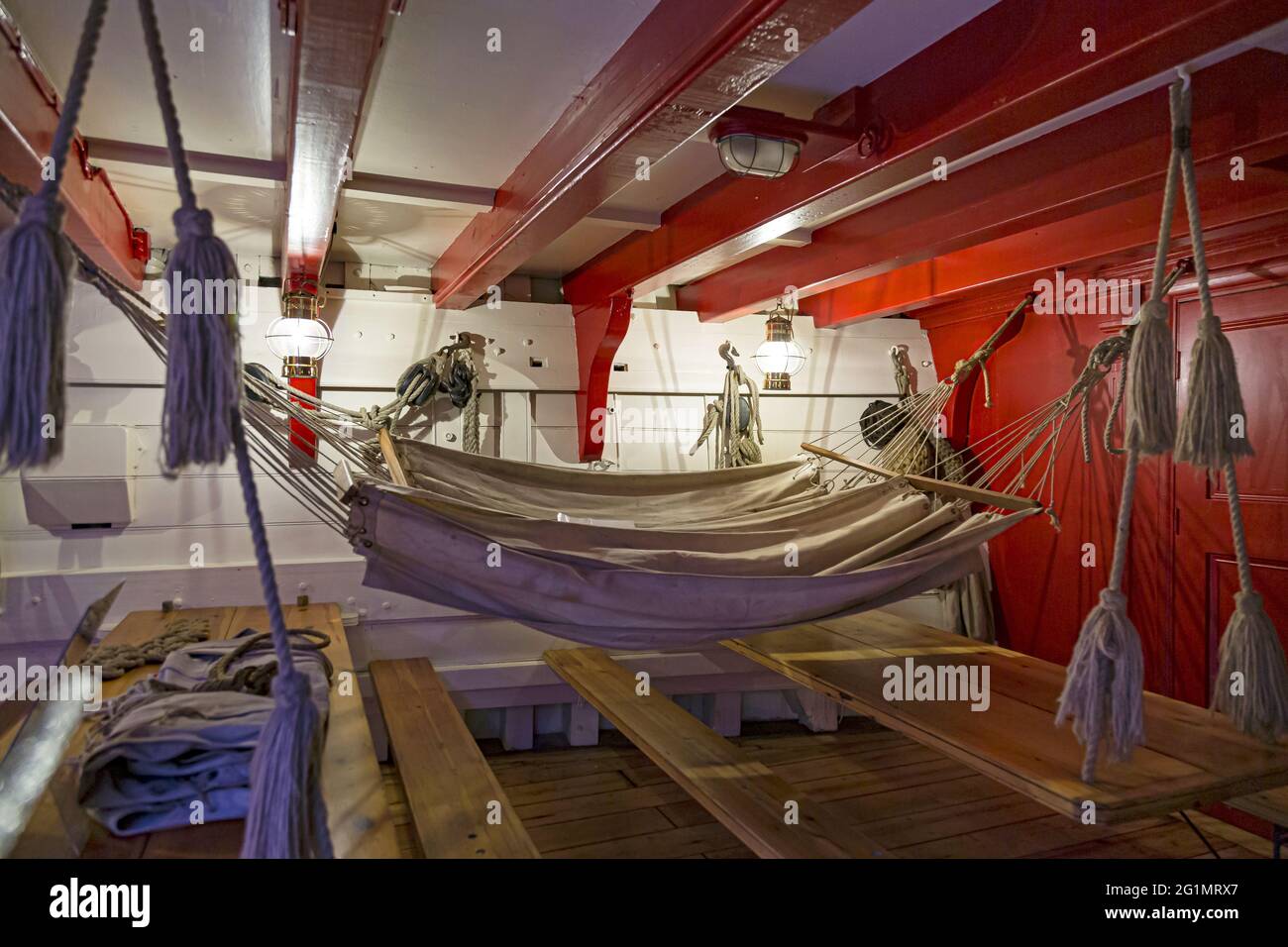 Francia, Gironde, Bordeaux, zona classificata come Patrimonio Mondiale, Bordeaux fte le fleuve, raccolta di barche a vela sulle rive della Garonna, l'Etoile du Roy, tre-masted piazza 46 m, replica ispirata da una fregata britannica del 18 ° secolo, tipo sesta fila con 20 pistole Foto Stock Francia, Gironde, Bordeaux, zona classificata come Patrimonio Mondiale, Bordeaux fte le fleuve, raccolta di barche a vela sulle rive della Garonna, l'Etoile du Roy, tre-masted piazza 46 m, replica ispirata da una fregata britannica del 18 ° secolo, tipo sesta fila con 20 pistole Foto Stock