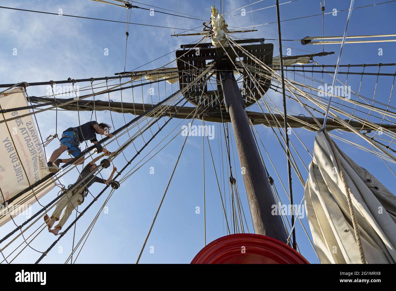 Francia, Gironde, Bordeaux, zona classificata come Patrimonio Mondiale, Bordeaux fte le fleuve, raccolta di barche a vela sulle rive della Garonna, l'Etoile du Roy, tre-masted piazza 46 m, replica ispirata da una fregata britannica del 18 ° secolo, tipo sesta fila con 20 pistole Foto Stock Francia, Gironde, Bordeaux, zona classificata come Patrimonio Mondiale, Bordeaux fte le fleuve, raccolta di barche a vela sulle rive della Garonna, l'Etoile du Roy, tre-masted piazza 46 m, replica ispirata da una fregata britannica del 18 ° secolo, tipo sesta fila con 20 pistole Foto Stock