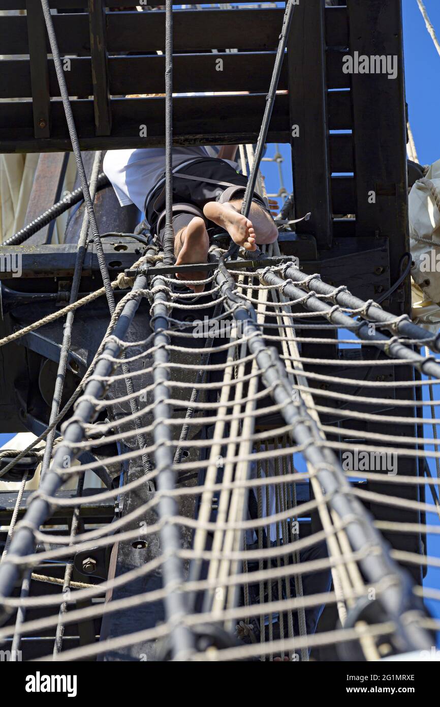 Francia, Gironde, Bordeaux, zona classificata come Patrimonio Mondiale, Bordeaux fte le fleuve, raccolta di barche a vela sulle rive della Garonna, l'Etoile du Roy, tre-masted piazza 46 m, replica ispirata da una fregata britannica del 18 ° secolo, tipo sesta fila con 20 pistole Foto Stock Francia, Gironde, Bordeaux, zona classificata come Patrimonio Mondiale, Bordeaux fte le fleuve, raccolta di barche a vela sulle rive della Garonna, l'Etoile du Roy, tre-masted piazza 46 m, replica ispirata da una fregata britannica del 18 ° secolo, tipo sesta fila con 20 pistole Foto Stock