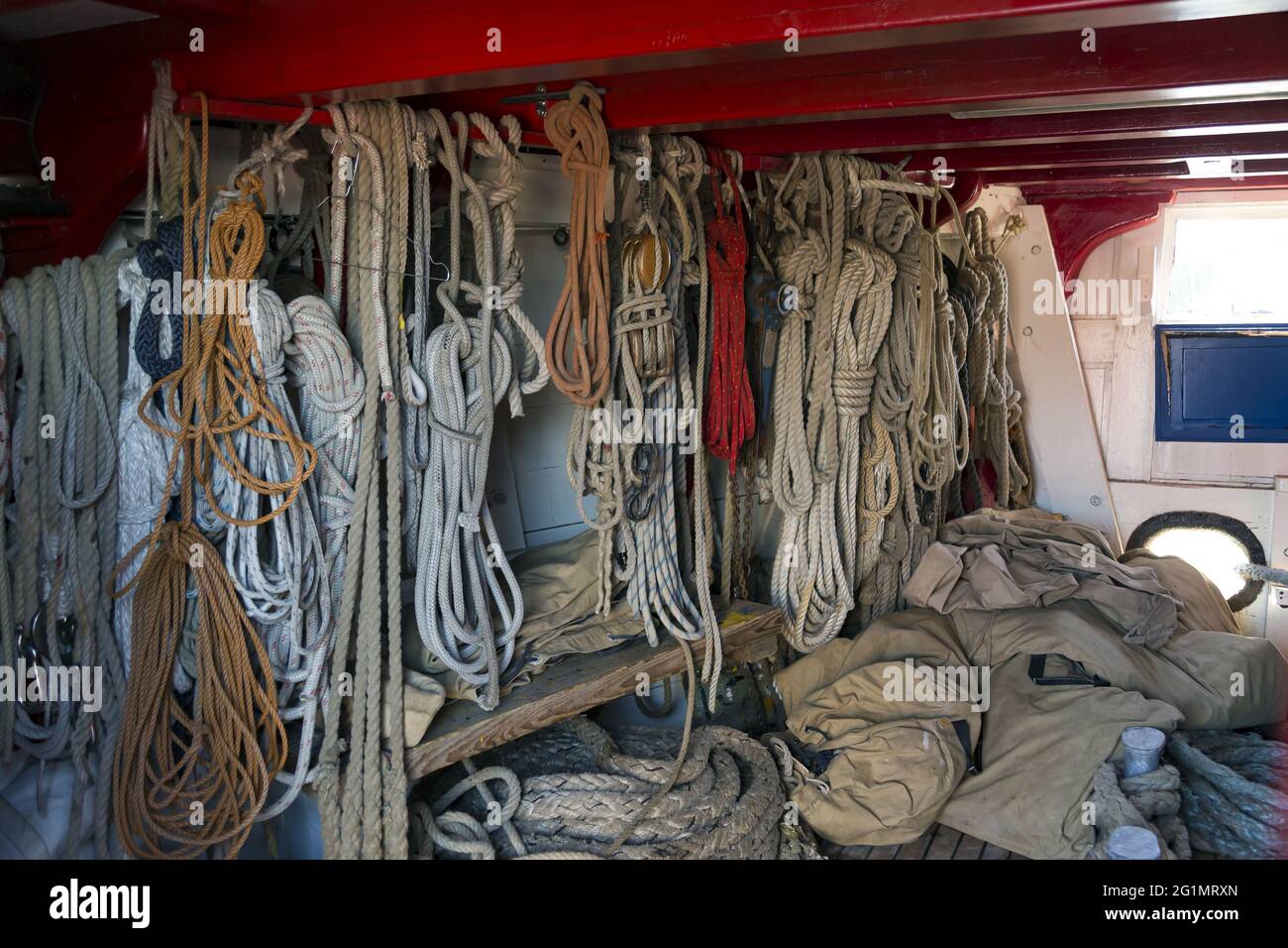 Francia, Gironde, Bordeaux, zona classificata come Patrimonio Mondiale, Bordeaux fte le fleuve, raccolta di barche a vela sulle rive della Garonna, l'Etoile du Roy, tre-masted piazza 46 m, replica ispirata da una fregata britannica del 18 ° secolo, tipo sesta fila con 20 pistole Foto Stock Francia, Gironde, Bordeaux, zona classificata come Patrimonio Mondiale, Bordeaux fte le fleuve, raccolta di barche a vela sulle rive della Garonna, l'Etoile du Roy, tre-masted piazza 46 m, replica ispirata da una fregata britannica del 18 ° secolo, tipo sesta fila con 20 pistole Foto Stock