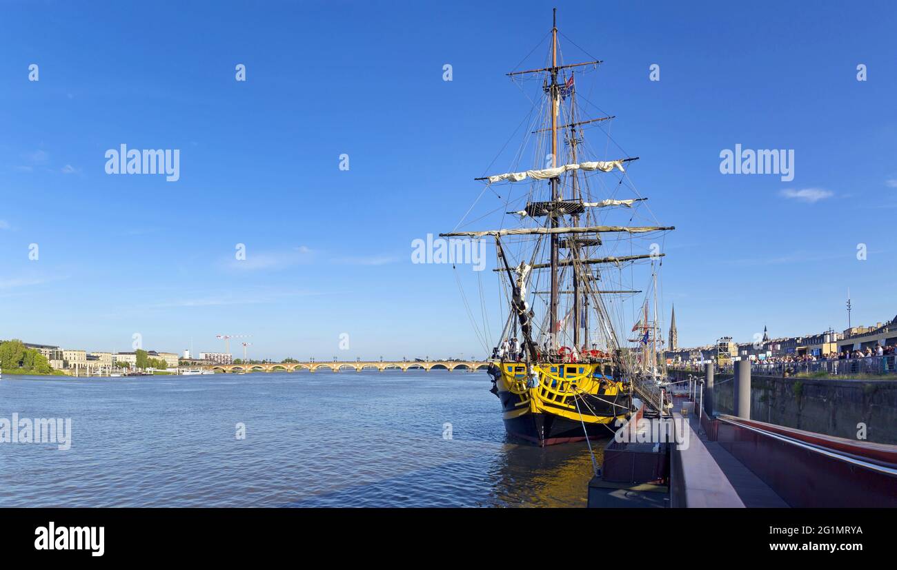 Francia, Gironde, Bordeaux, zona classificata come Patrimonio Mondiale, Bordeaux fte le fleuve, raccolta di barche a vela sulle rive della Garonna, l'Etoile du Roy, tre-masted piazza 46 m, replica ispirata da una fregata britannica del 18 ° secolo, tipo sesta fila con 20 pistole Foto Stock Francia, Gironde, Bordeaux, zona classificata come Patrimonio Mondiale, Bordeaux fte le fleuve, raccolta di barche a vela sulle rive della Garonna, l'Etoile du Roy, tre-masted piazza 46 m, replica ispirata da una fregata britannica del 18 ° secolo, tipo sesta fila con 20 pistole Foto Stock