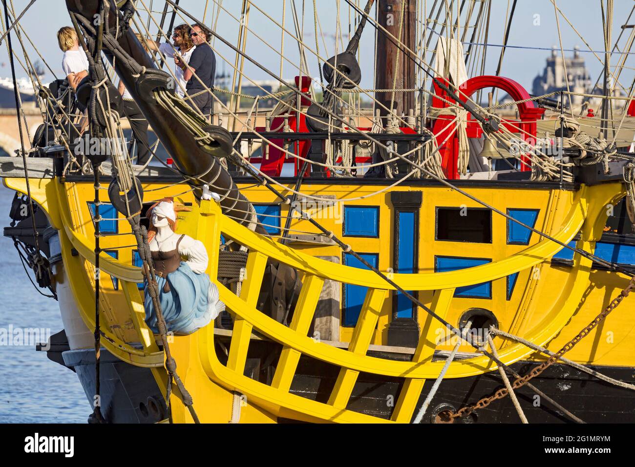 Francia, Gironde, Bordeaux, zona classificata come Patrimonio Mondiale, Bordeaux fte le fleuve, raccolta di barche a vela sulle rive della Garonna, l'Etoile du Roy, tre-masted piazza 46 m, replica ispirata da una fregata britannica del 18 ° secolo, tipo sesta fila con 20 pistole Foto Stock Francia, Gironde, Bordeaux, zona classificata come Patrimonio Mondiale, Bordeaux fte le fleuve, raccolta di barche a vela sulle rive della Garonna, l'Etoile du Roy, tre-masted piazza 46 m, replica ispirata da una fregata britannica del 18 ° secolo, tipo sesta fila con 20 pistole Foto Stock