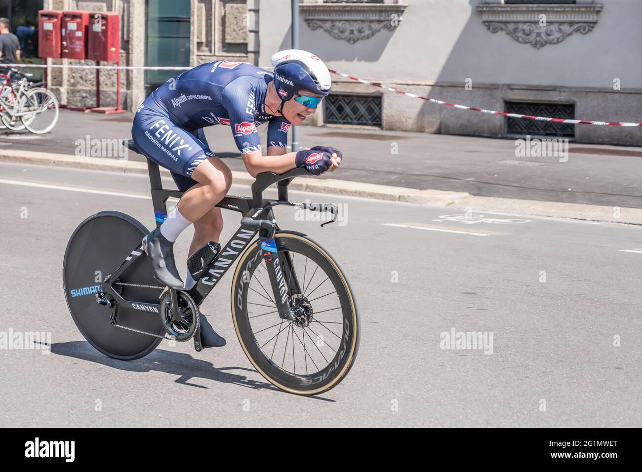 MILANO, ITALIA - 30 MAGGIO: Ultima tappa del giro 2021, Senne Leysen  concorrente del Team Alpecin-Fenix ad alta velocità durante la prova  individuale a tempo nella via cittadina Foto stock - Alamy