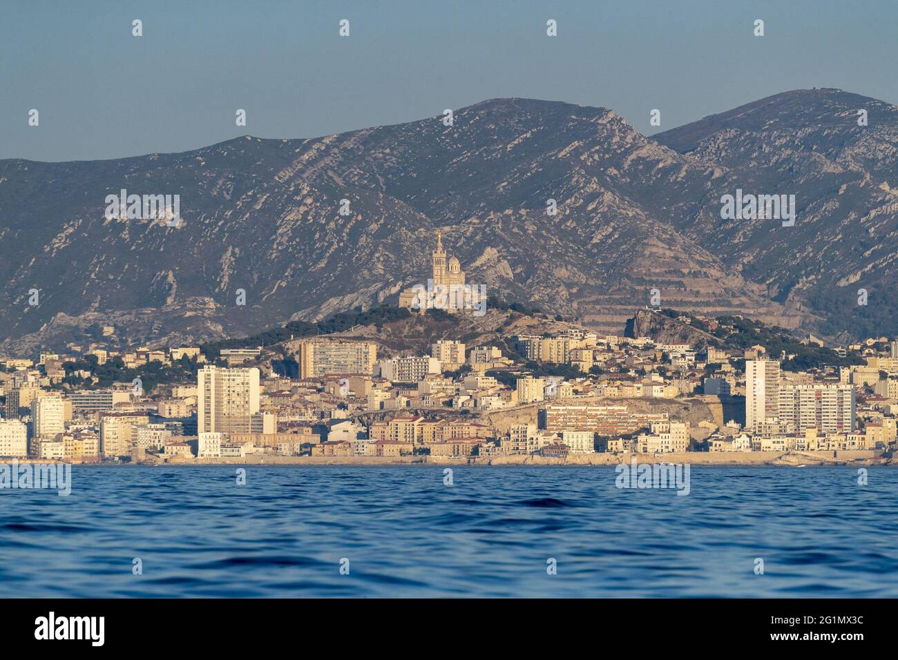 Francia, Marsiglia, Rade de Marseille, uscendo in mare per un tiro sul bonito e la caccia al tonno rosso su sardine o altri pesci piccoli Foto Stock