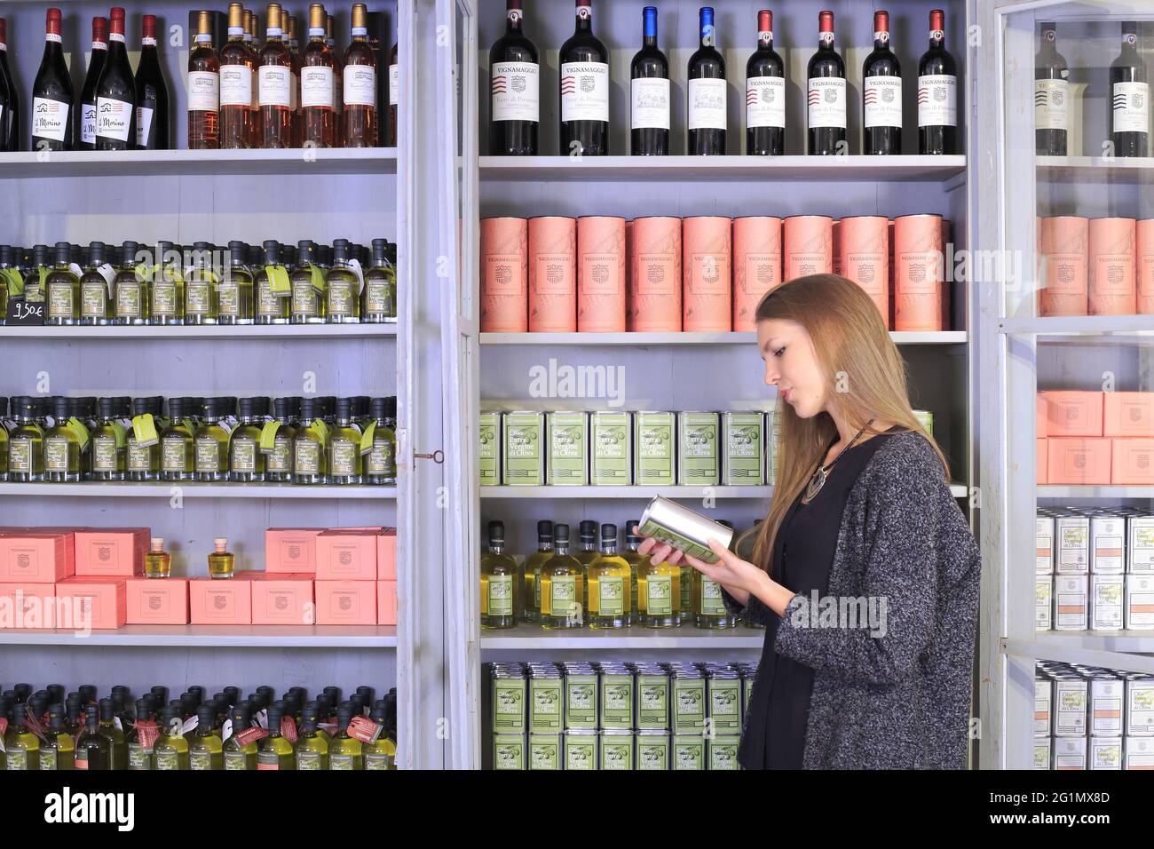 Italia, Toscana, Greve in Chianti, Casa dell'olio Vignamaggio, vendita di olio extravergine di oliva prodotto localmente da Vignamaggio Foto Stock