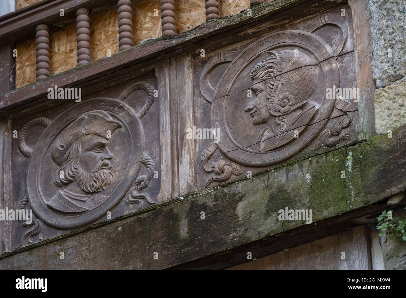 Francia, Ile et Vilaine, Saint Malo, nella scala Grille, bassorilievo medaglione della testa Jacque Cartier e sua moglie Catherine des Granges Foto Stock