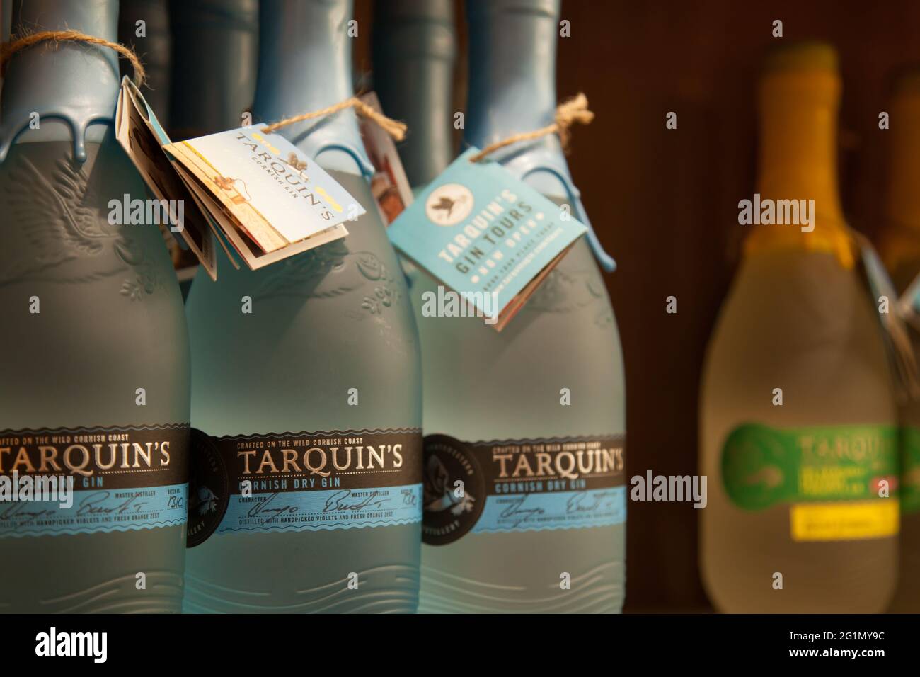 Bottiglie di Tarquins Cornish Dry Gin, bottiglia su scaffale espositore, Cornovaglia, Regno Unito Foto Stock