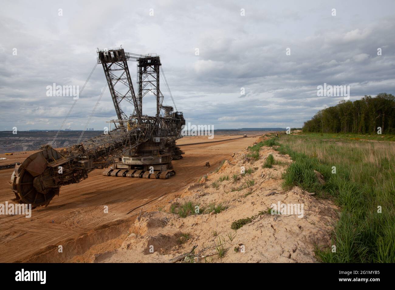 Scavatore di lignite nella miniera d'opencast di Hambach, vicino alla foresta di Hambache, maggio 2021 Foto Stock