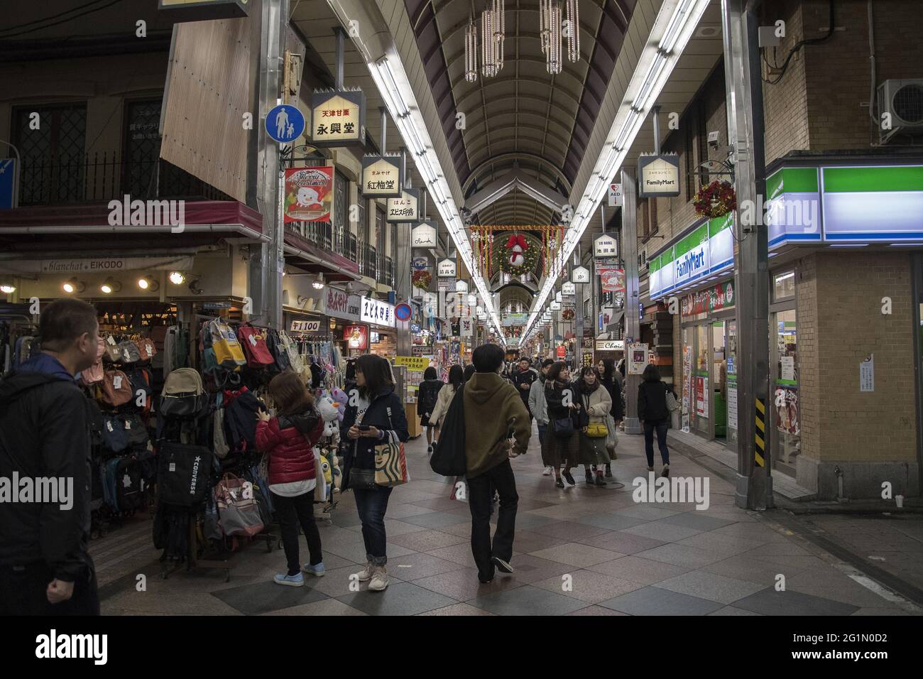 KYOTO, GIAPPONE - 12 dicembre 2019: Kyoto, Giappone - 26 novembre 2019: La gente acquista alla galleria coperta di via Shinkyogoku a Kyoto, Giappone. Kyoto è una città importante con Foto Stock