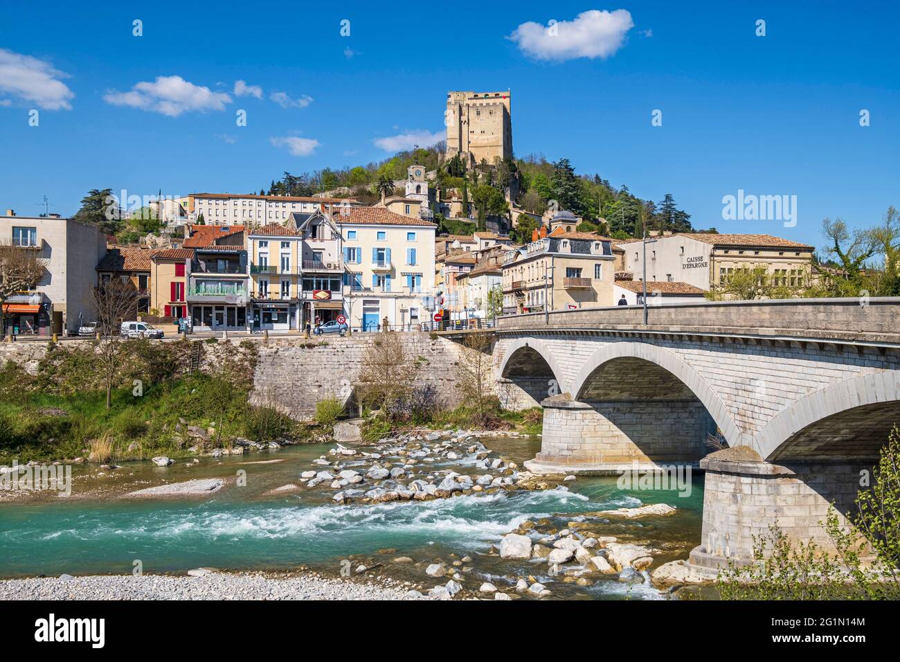 Francia, Drome, Crest, città di Drome Provinale sulle rive del fiume Drome, dominata dalla Torre Crest, torrione medievale Foto Stock