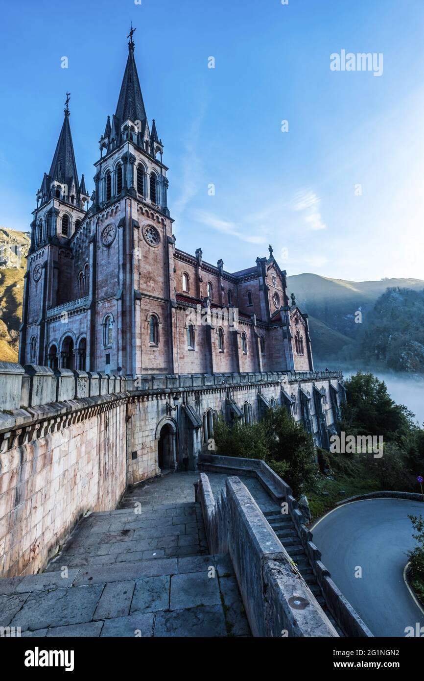 Spagna, Asturie, Picos de Europa, Cangas de Onis, Santuario di Covadonga, Ai piedi del Monte Auseva, basilica calcarea rosa, del XIX secolo Foto Stock