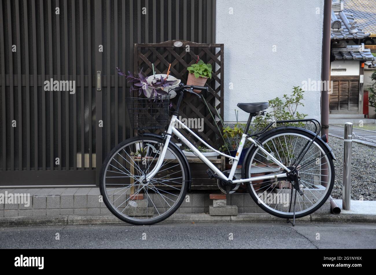 KYOTO, GIAPPONE - 10 dicembre 2019: Kyoto, Giappone - 24 novembre 2019: Una bicicletta a casa a Kyoto Giappone. Le biciclette sono ampiamente utilizzate in Giappone da persone di tutte le età gro Foto Stock