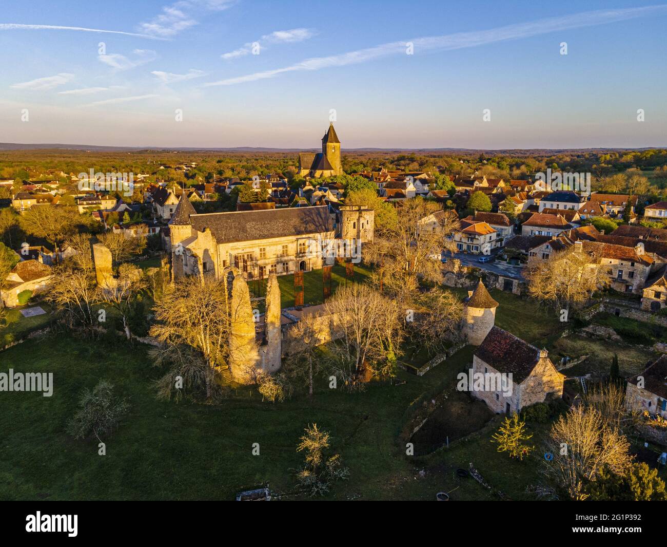 Francia, Lot, Assier, castello e chiesa di Saint Maur de Martel (vista aerea) Foto Stock