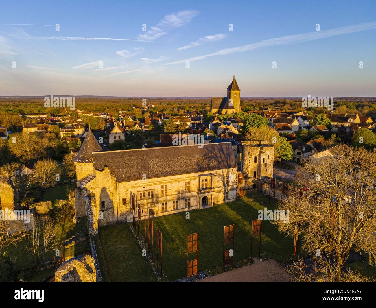 Francia, Lot, Assier, castello e chiesa di Saint Maur de Martel (vista aerea) Foto Stock