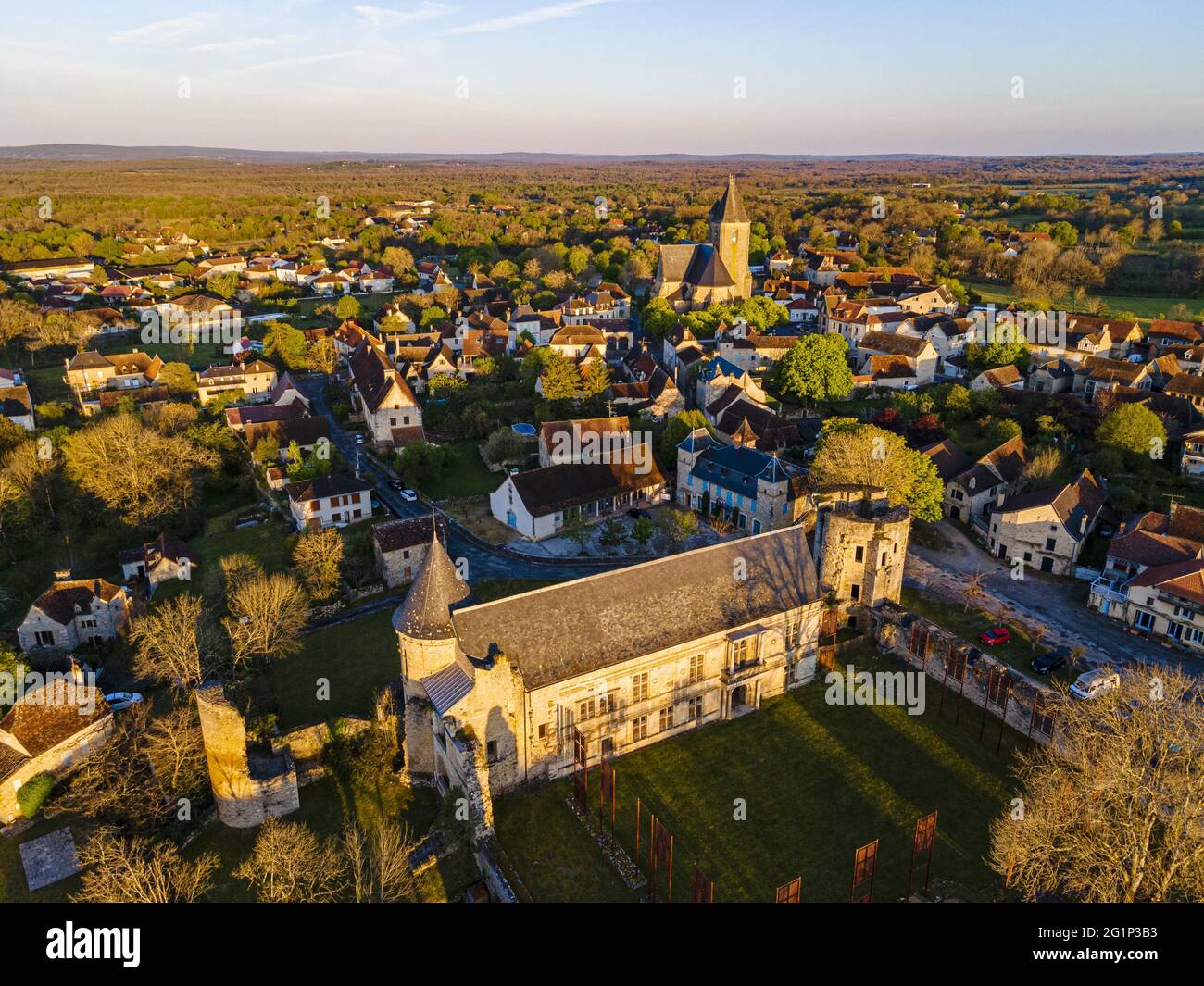 Francia, Lot, Assier, castello e chiesa di Saint Maur de Martel (vista aerea) Foto Stock