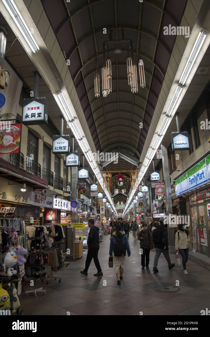 KYOTO, GIAPPONE - 12 dicembre 2019: Kyoto, Giappone - 26 novembre 2019: La gente acquista alla galleria coperta di via Shinkyogoku a Kyoto, Giappone. Kyoto è una città importante con Foto Stock