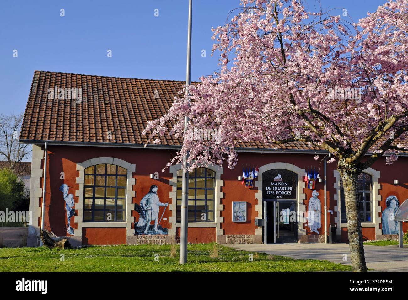Francia, territorio di Belfort, Belfort, Rue de Marseille, ex deposito e laboratori della compagnie des Chemins de fer interesse locale du Territoire de Belfort dal 1913, attualmente Maison de Quartier des Forges nel 2007 Foto Stock