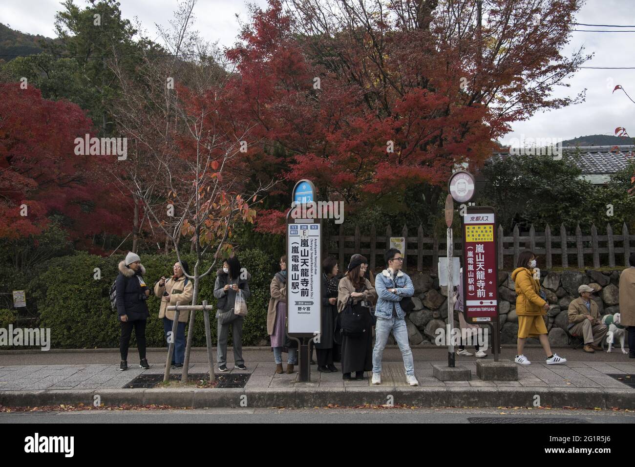 KYOTO, GIAPPONE - 11 Dic 2019: Kyoto, Giappone-26 Nov, 2019: Persone in attesa di autobus urbano ad Arashiyama, Kyoto. Gli autobus della città di Kyoto sono il principale mezzo di trasporto pubblico Foto Stock