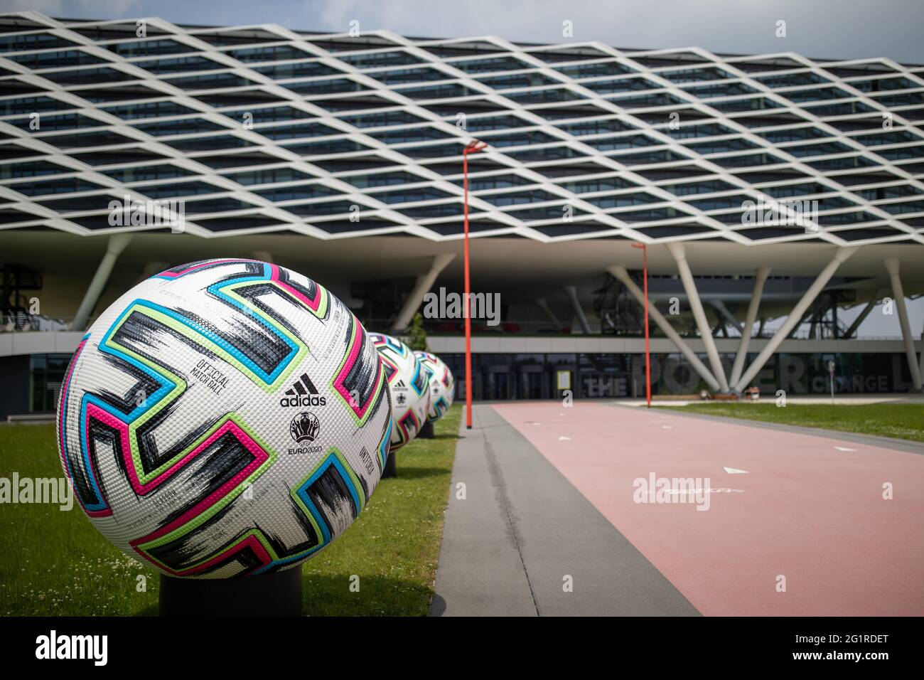 07 giugno 2021, Bavaria, Herzogenaurach: Palle ufficiali di grandi  dimensioni 'Uniforia' di EURO 2020 stand di fronte all'edificio per uffici ' Arena' presso la sede del produttore di articoli sportivi adidas. La  nazionale