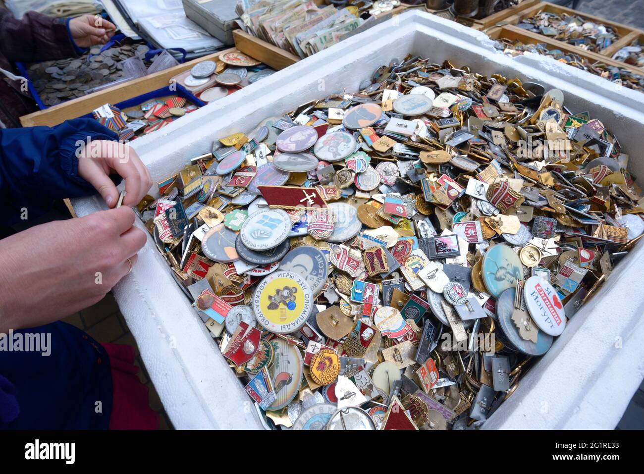 Pila di un vecchio URSS sovietico pin medaglie badge messo su un vassoio per la vendita. Mercato delle pulci Foto Stock