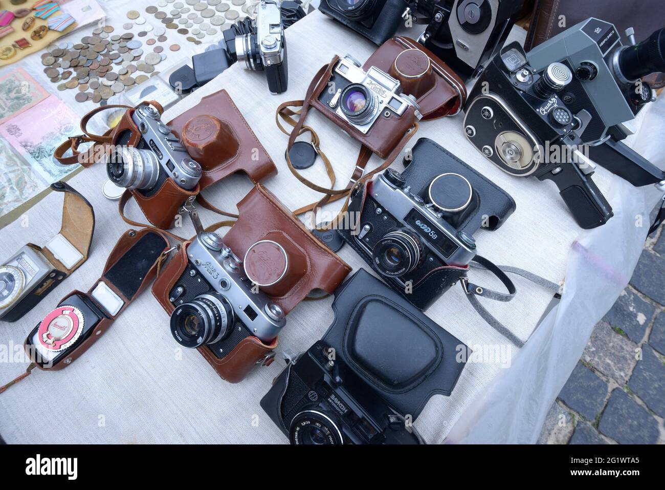 Fotocamere vintage made in URSS collocate su un vassoio per la vendita. Mercato delle pulci. Foto Stock