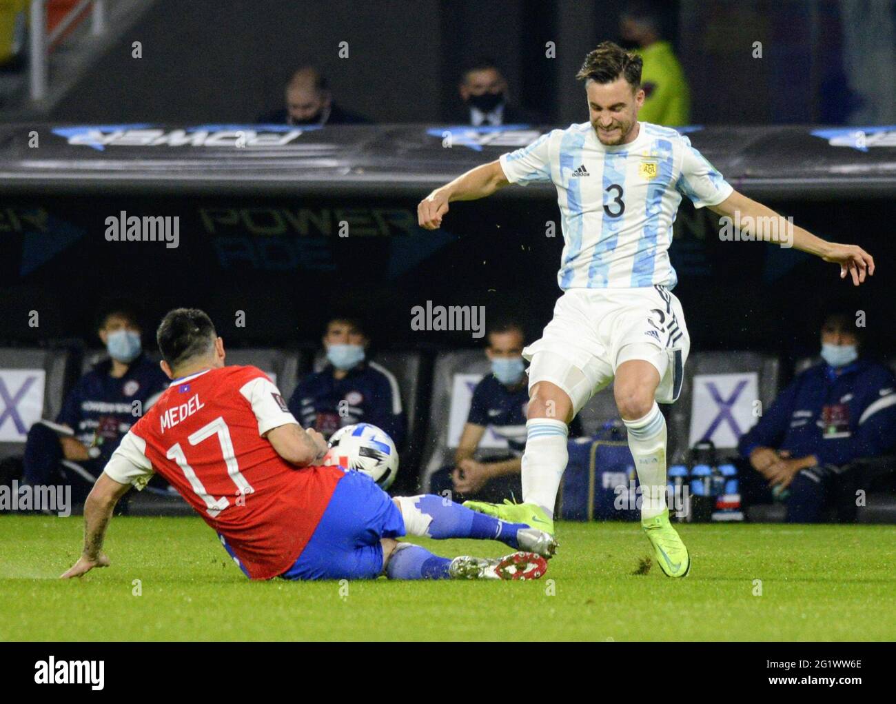 Nicolás Tagliafico da Argentina disputa o lance com Gary Medel do Chile  durante a partida entre Argentina e Chile pela 7ª rodada das Eliminatórias Qatar  2022, no Estádio Único de Santiago del