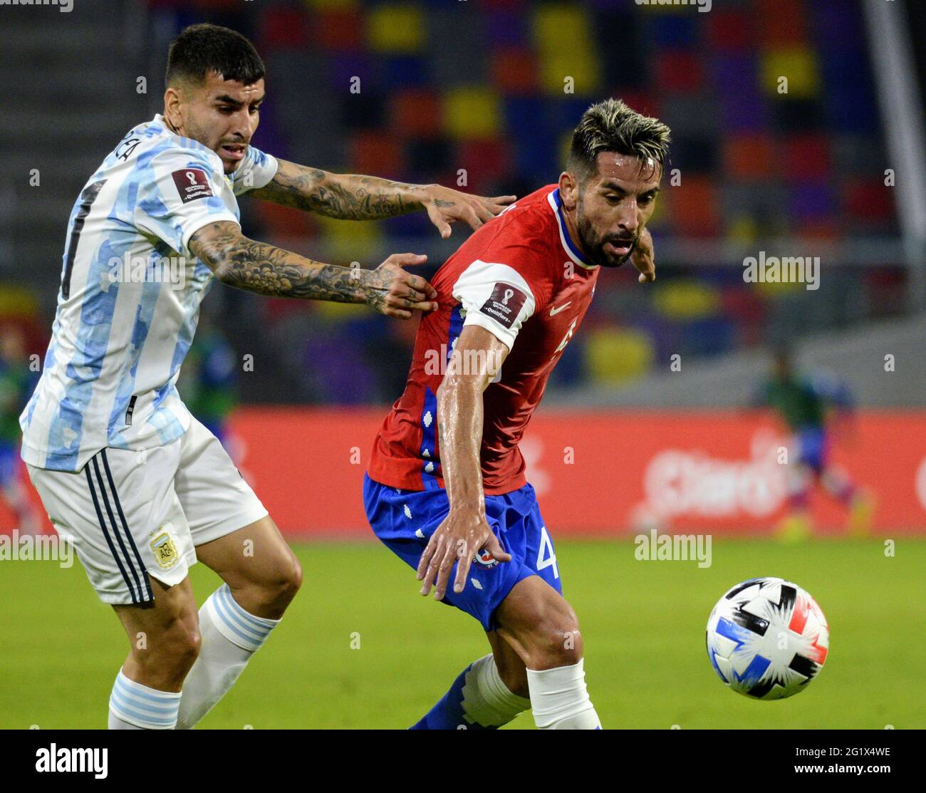 Joaquín Correa da Argentina disputa o lance com Mauricio Isla do Chile  durante a partida entre Argentina e Chile pela 7ª rodada das Eliminatórias Qatar  2022, no Estádio Único de Santiago del