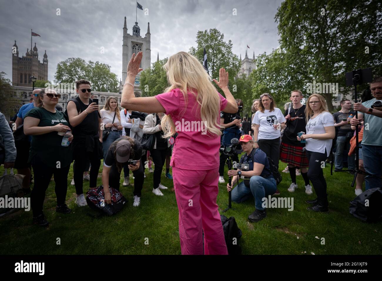 Kate Shemirani, ex infermiere e teorico della cospirazione anti-vax, partecipa a "Kill the Bill protesta" a Westminster, Londra, Regno Unito. Foto Stock