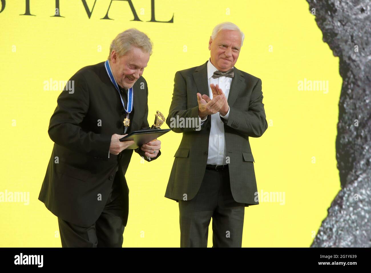 KIEV, UCRAINA - 5 GIUGNO 2021 - Vice-Presidente dell'Accademia Nazionale delle Arti dell'Ucraina Valerii Bitaiev (R) presenta l'Ordine delle Arti del fi Foto Stock