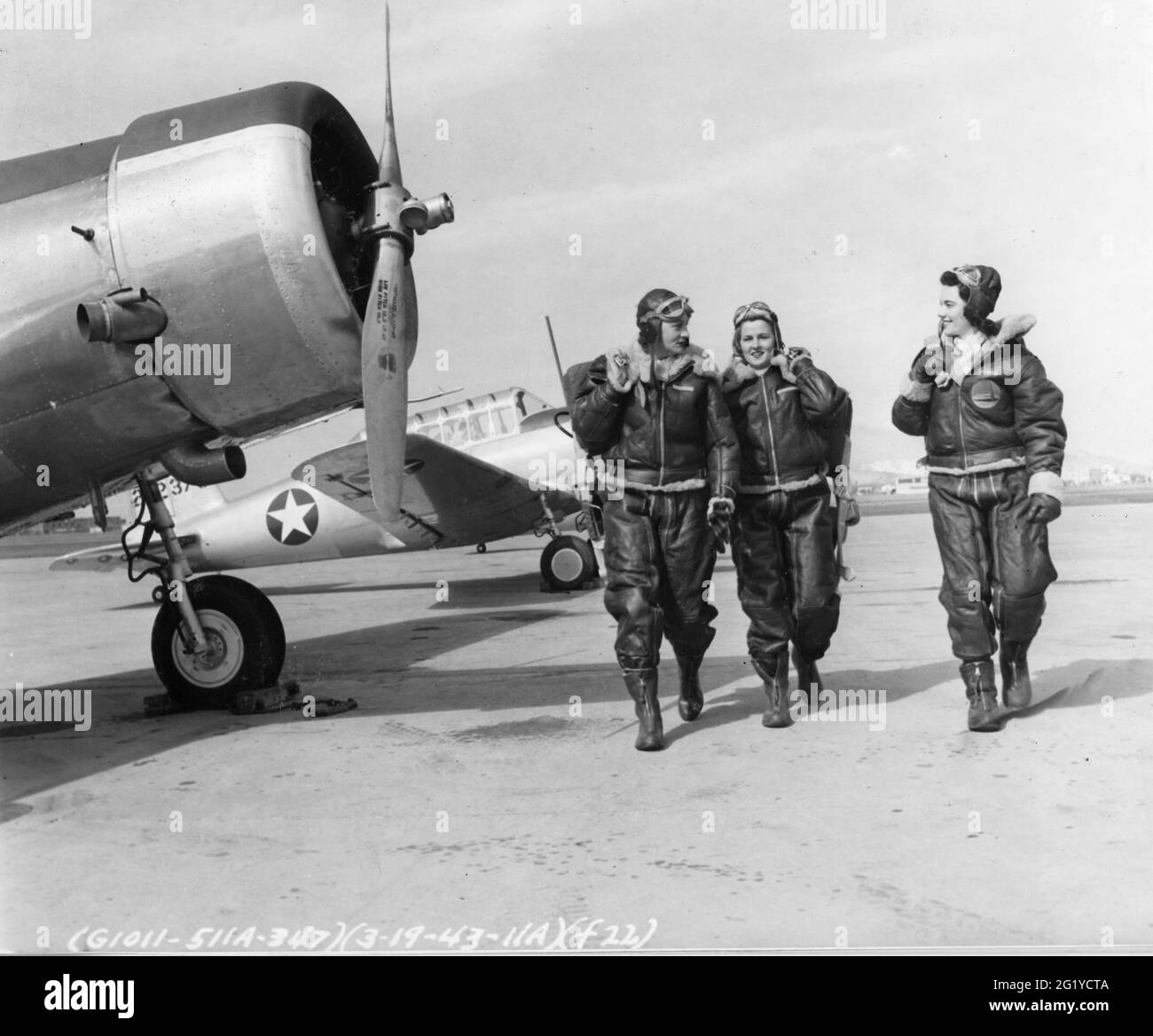 Tre piloti WAFS (Women's Auxiliary Ferrying Squadron) in tute di volo camminano lungo la asfalto a Love Field, Texas. Sono (l-r): Helen Richards, Opal Ferguson e Florene Miller, Dallas, TX, 3/19/1943. (Foto di United States Army Air Force/RBM Vintage Images) Foto Stock