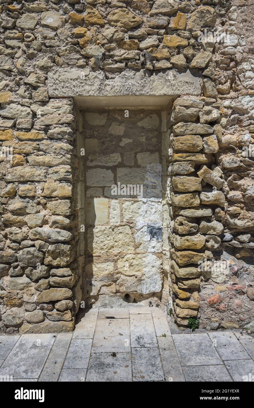 Vecchia porta bloccata in pietra muro di chiesa abbaziale - Beaulieu-lès-Loches, Indre-et-Loire (37), Francia. Foto Stock
