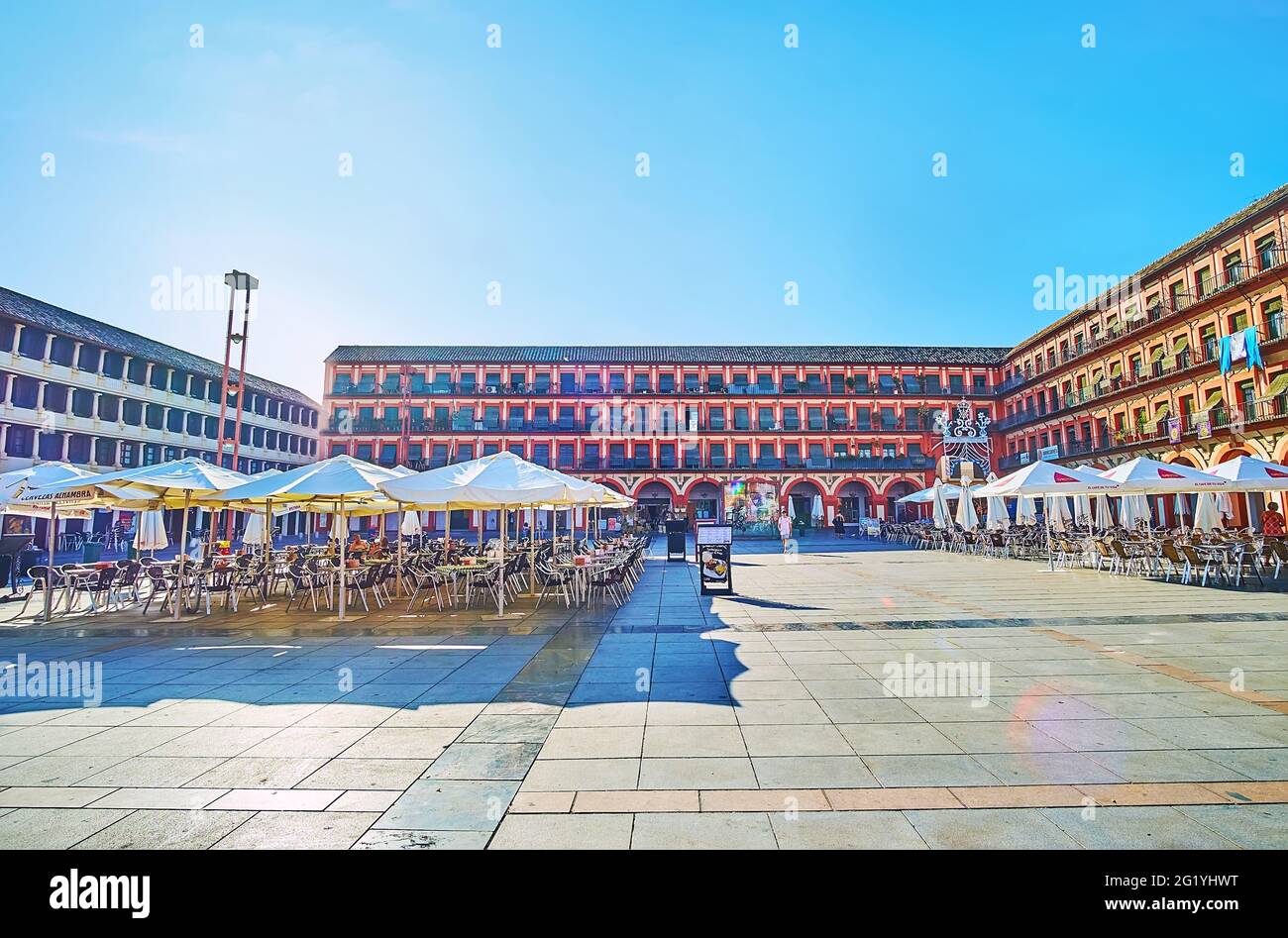 CORDOVA, SPAGNA - 30 SETTEMBRE 2019: Goditi l'impressionante architettura della monumentale Piazza Corredera, il 30 settembre a Cordova, Spagna Foto Stock
