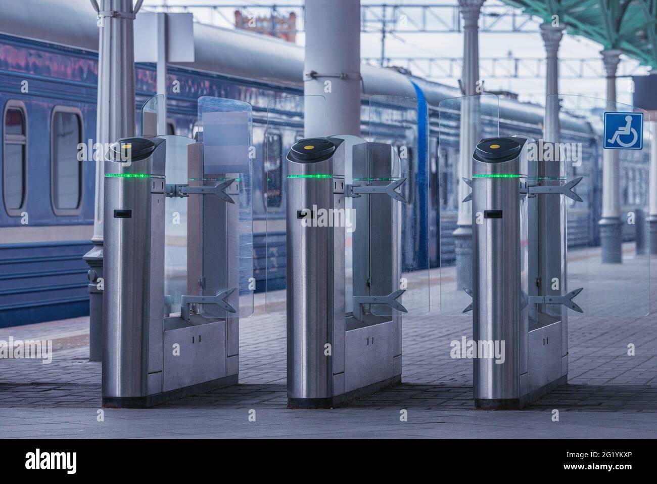 Tornelli con lettori di schede elettroniche sulla piattaforma della stazione. Foto Stock