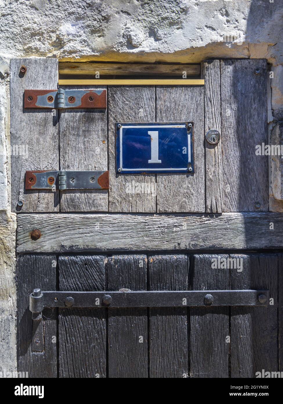 Cassetta per lettere in legno fatta a mano con placca smaltata n.1 - Francia. Foto Stock
