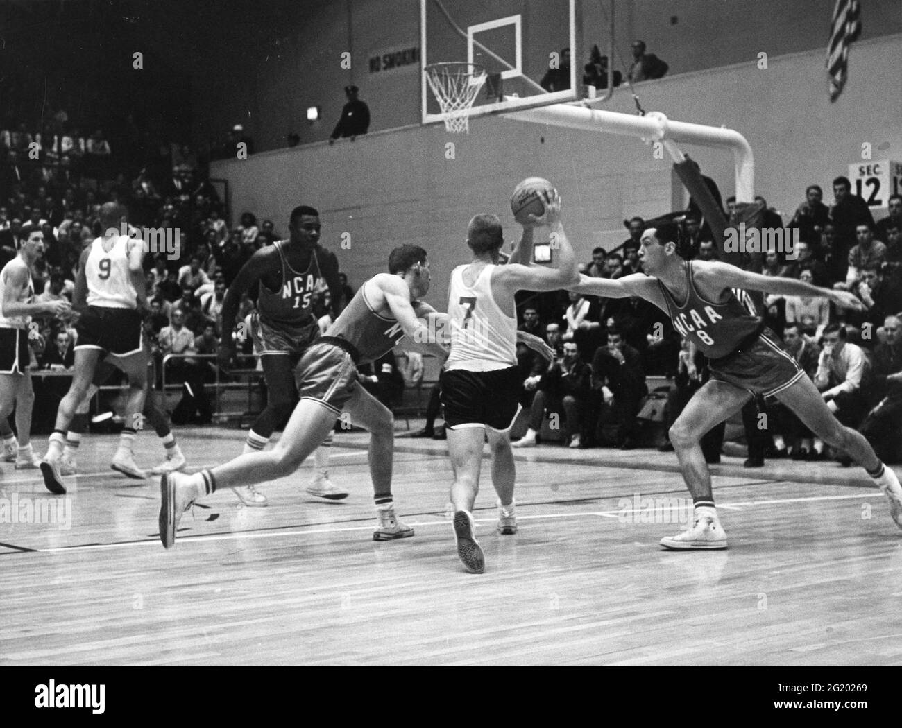 Bill Bradley della Princeton University (n.8 per la NCAA 'Red' Team), in azione durante i tryouts per la squadra di pallacanestro olimpica statunitense del 1964, New York, NY, aprile 1964. (Foto di Riordan/United States Information Agency/RBM Vintage Images) Foto Stock